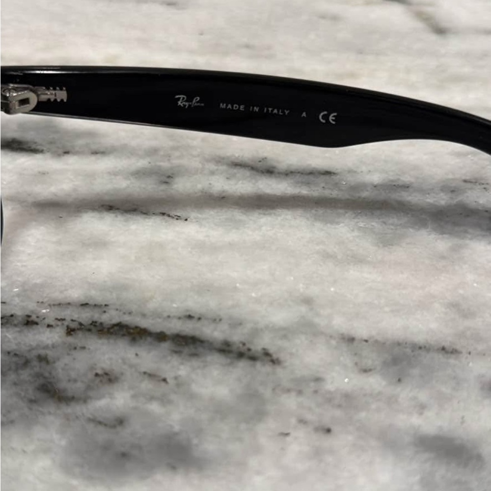 Ray-Ban Men’s Black Frame Sunglasses with Green Lenses - Classic Wayfarer Style - Picture 3 of 3